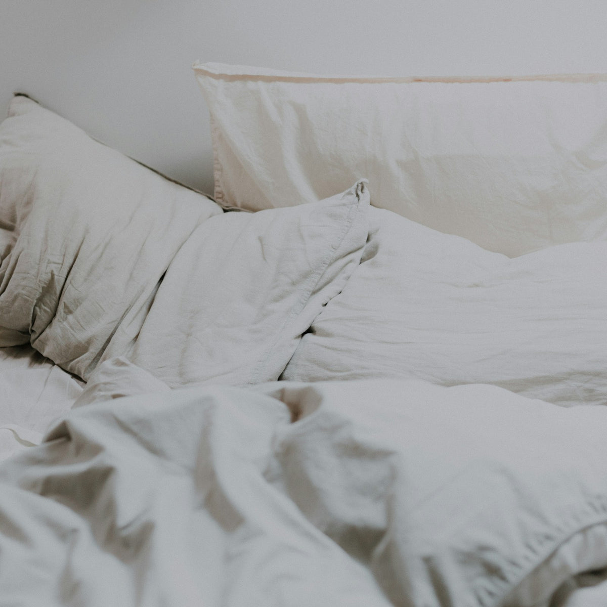Graue Bettwäsche im Schlafzimmer
