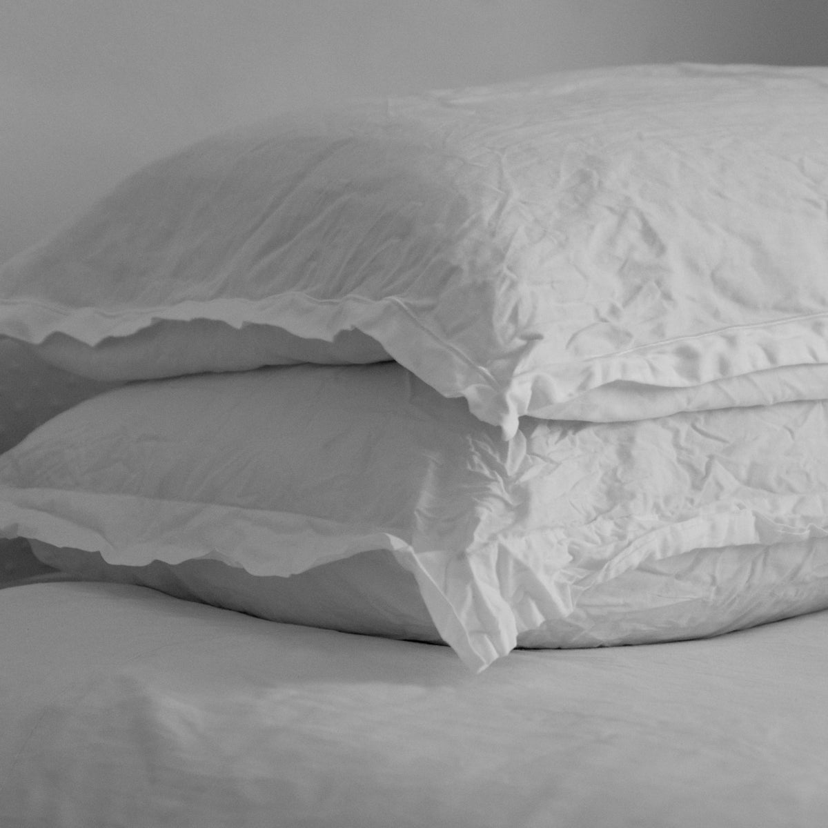 Graue Kissen auf dem Bett